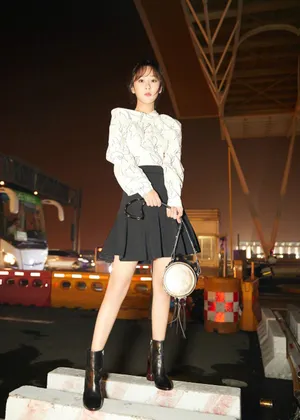 杨紫轻熟少女风街拍写真图片_3