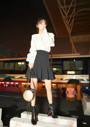 杨紫轻熟少女风街拍写真图片_4