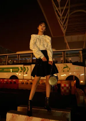 杨紫轻熟少女风街拍写真图片_5