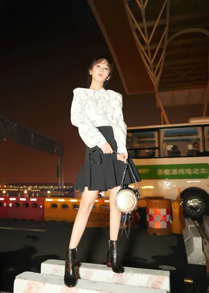 杨紫轻熟少女风街拍写真图片_8