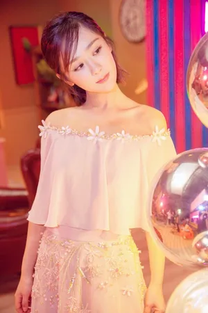 杨紫芭莎慈善夜红毯写真