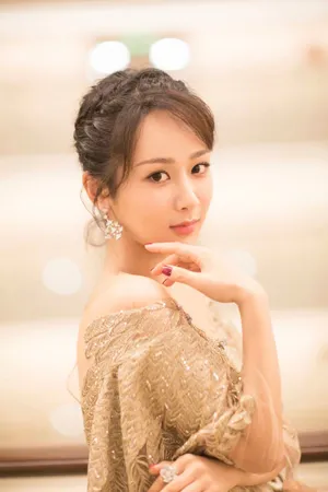 杨紫颁奖礼唯美礼服俏皮写真图片_2