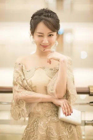 杨紫颁奖礼唯美礼服俏皮写真图片_3