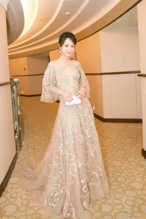 杨紫颁奖礼唯美礼服俏皮写真图片_4