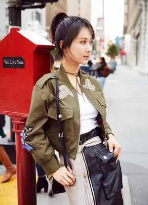 杨紫街拍图片：街头潮girl活力十足