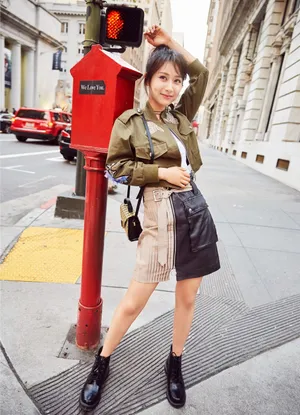 杨紫街拍图片：街头潮girl活力十足