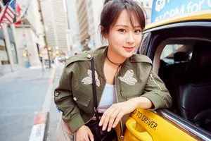 杨紫街拍图片：街头潮girl活力十足_2