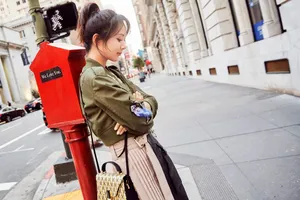 杨紫街拍图片：街头潮girl活力十足_6