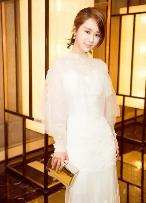 杨紫白色礼服化身高冷女神性感图片