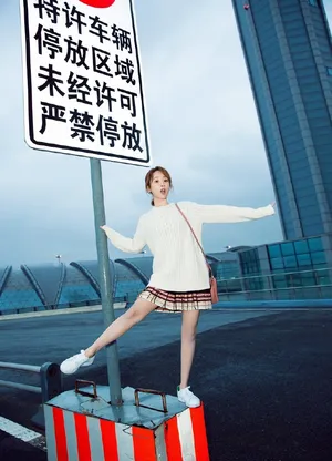 杨紫最新写真图片：白色毛衣搭配几何碎花百褶裙俏皮可爱_2