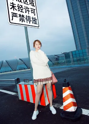 杨紫最新写真图片：白色毛衣搭配几何碎花百褶裙俏皮可爱_5