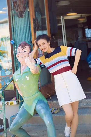 吴昕百变少女风性感街拍写真图片