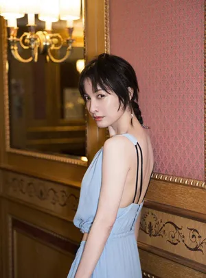 吴昕露背长裙时装周性感写真图片_1
