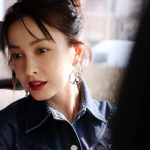 吴昕米兰时装周简约性感写真图片