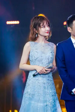 吴昕抹胸长裙优雅迷人写真图片_4