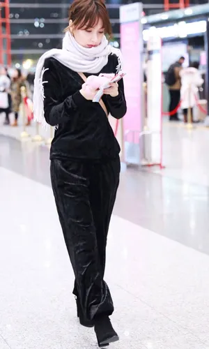 吴昕全黑白围巾性感禁欲系机场写真图片