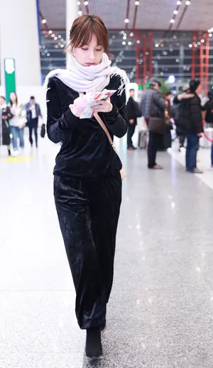 吴昕全黑白围巾性感禁欲系机场写真图片_1