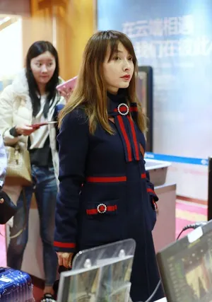吴昕红蓝混搭风唯美性感写真图片_1