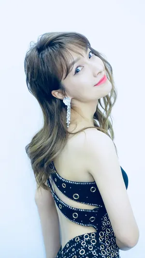 吴昕性感露背长裙微博美照高清图片