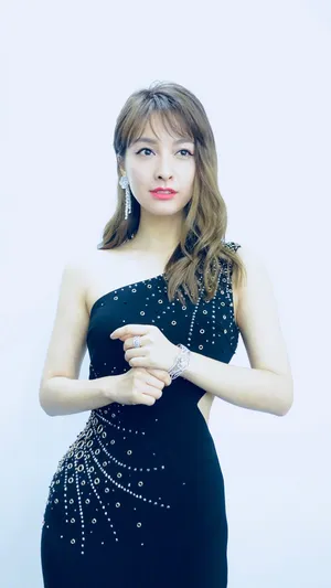 吴昕性感露背长裙微博美照高清图片_1