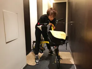 吴昕赛车装气质性感写真_1