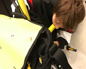 吴昕赛车装气质性感写真
