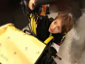 吴昕赛车装气质性感写真_2