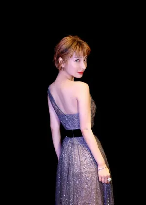 吴昕单肩薄纱裙优雅性感写真_2