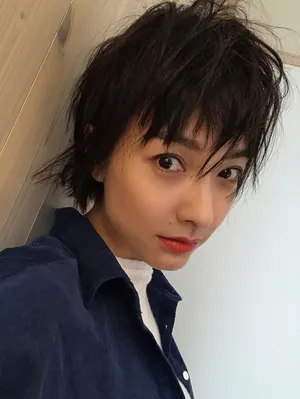 吴昕短发造型帅气写真