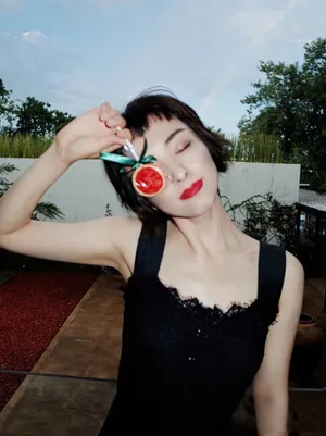 吴昕短发赫本装唯美图片