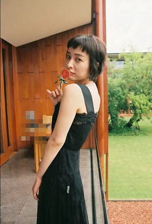 吴昕短发赫本装唯美图片_4