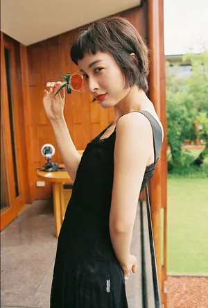 吴昕短发赫本装唯美图片_5
