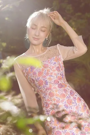 吴昕银色唯美时尚街拍图片