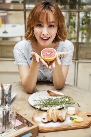 吴昕呆萌演绎森女系甜美写真图片_3