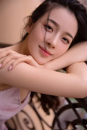 赵韩樱子丝绒吊带裙性感妩媚写真图片