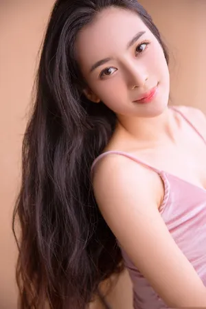 赵韩樱子丝绒吊带裙性感妩媚写真图片