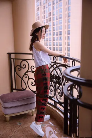 赵韩樱子甜美写真图片：手拿吉他文艺养眼