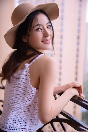 赵韩樱子甜美写真图片：手拿吉他文艺养眼