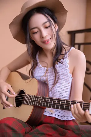 赵韩樱子甜美写真图片：手拿吉他文艺养眼_6
