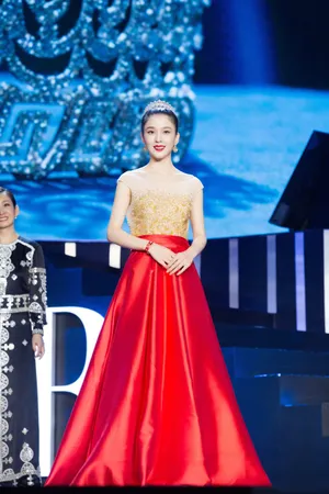 赵韩樱子芭莎慈善夜礼服图片