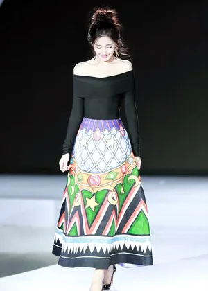 陈欣予小露香肩性感写真温柔妩媚