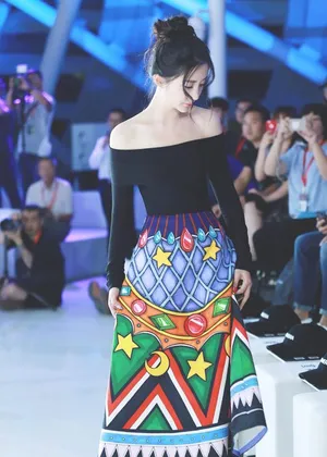 陈欣予小露香肩性感写真温柔妩媚_1