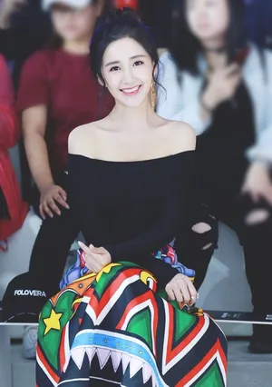 陈欣予小露香肩性感写真温柔妩媚_5
