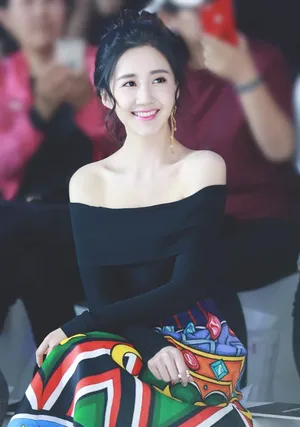 陈欣予小露香肩性感写真温柔妩媚_6