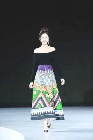 陈欣予小露香肩性感写真温柔妩媚_7