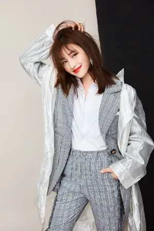 甘婷婷格子西装性感时尚大片写真图片_2