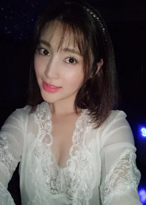 甘婷婷微博自拍事业线迷人