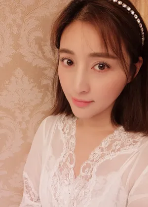 甘婷婷微博自拍事业线迷人