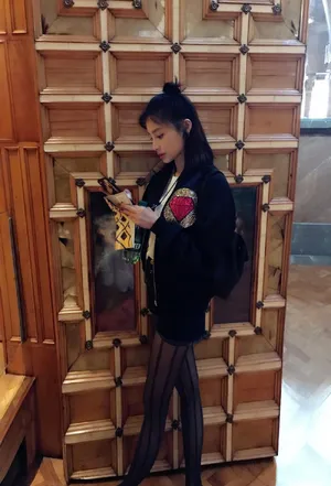 甘婷婷国外街拍黑丝迷人_3