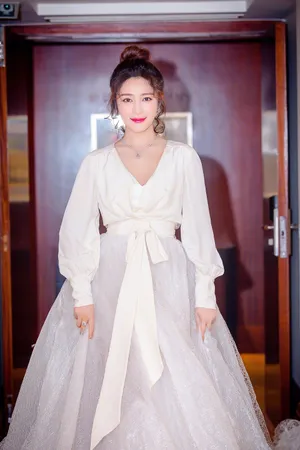 甘婷婷上海电影节长裙亮眼甜美可人_3